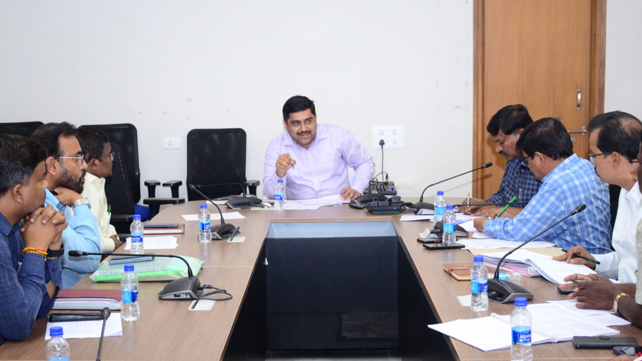 అభివృద్ధి పనులను వేగంగా పూర్తి చేయాలి