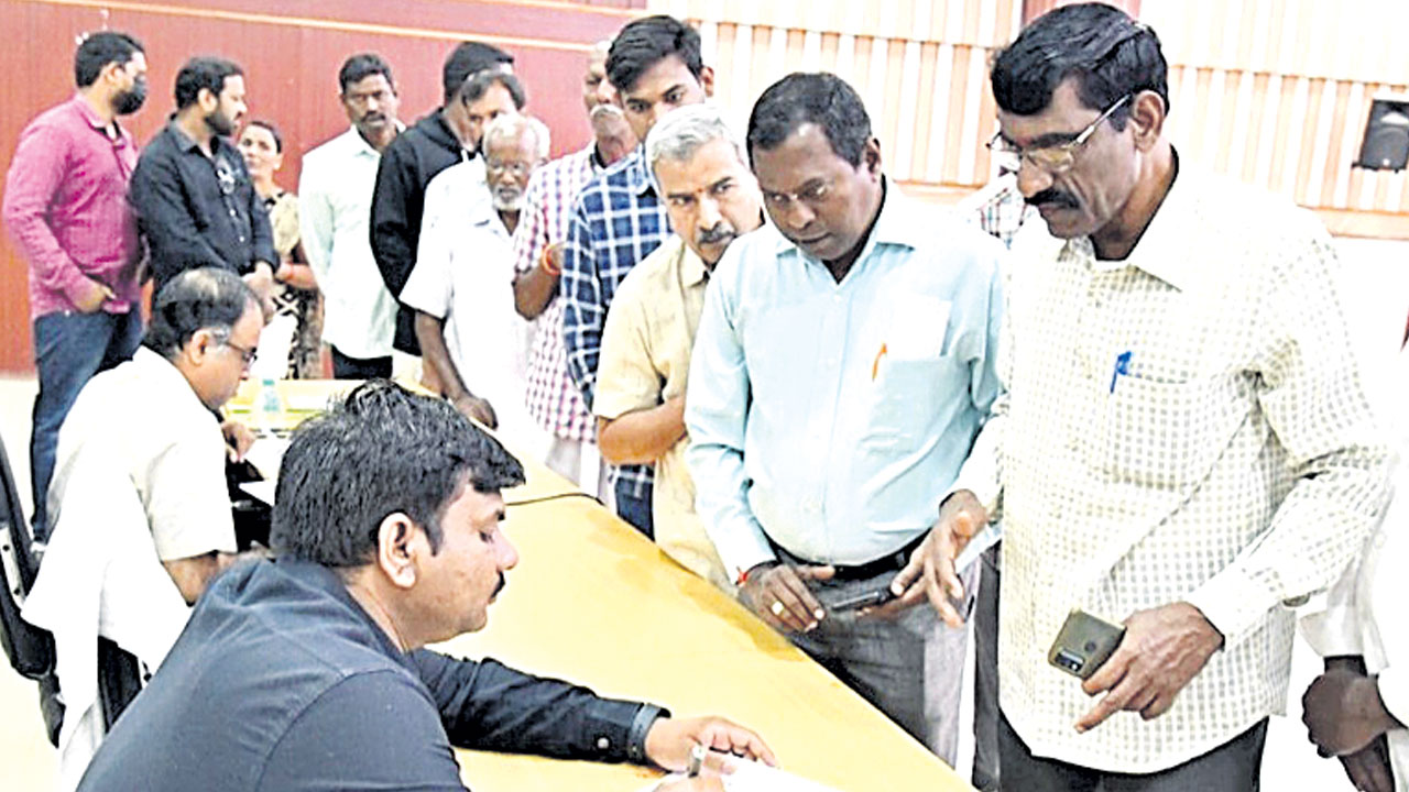 సార్లూ.. సమస్యలు పరిష్కరించరూ!