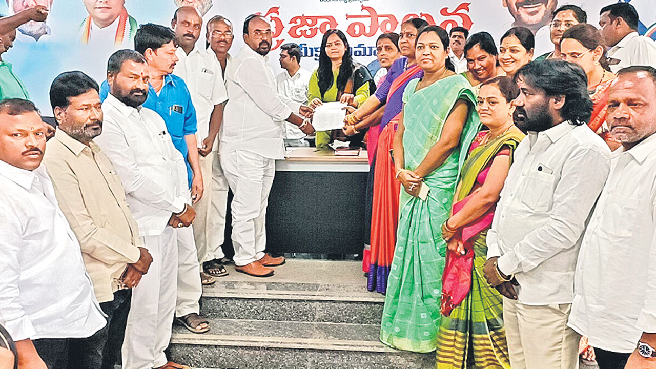 మున్సిపల్‌ చైర్‌పర్సన్‌ స్రవంతిపై అవిశ్వాసం