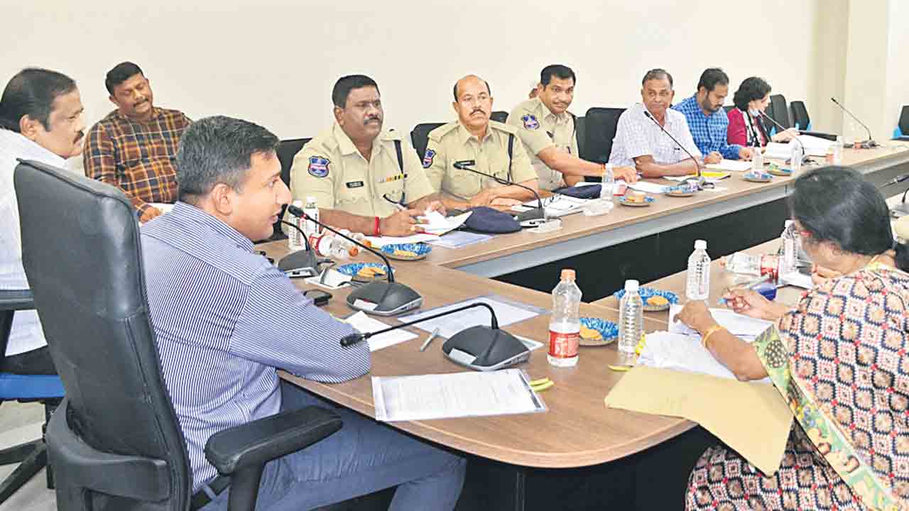 ట్రాఫిక్ రూల్స్ పాటించాలి