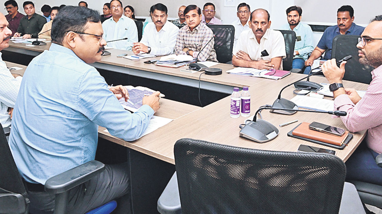 సమీక్షా సమావేశంలో రంగరెడ్డి కలెక్టర్‌ శశాంక