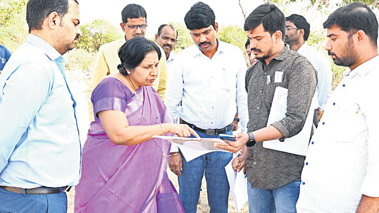 ప్రభుత్వ భూముల పరిశీలన