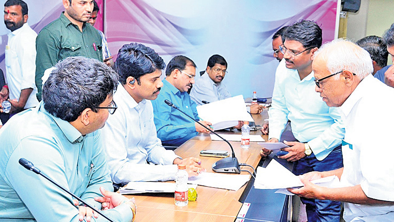 ఫిర్యాదులను సత్వరమే పరిష్కరించాలి