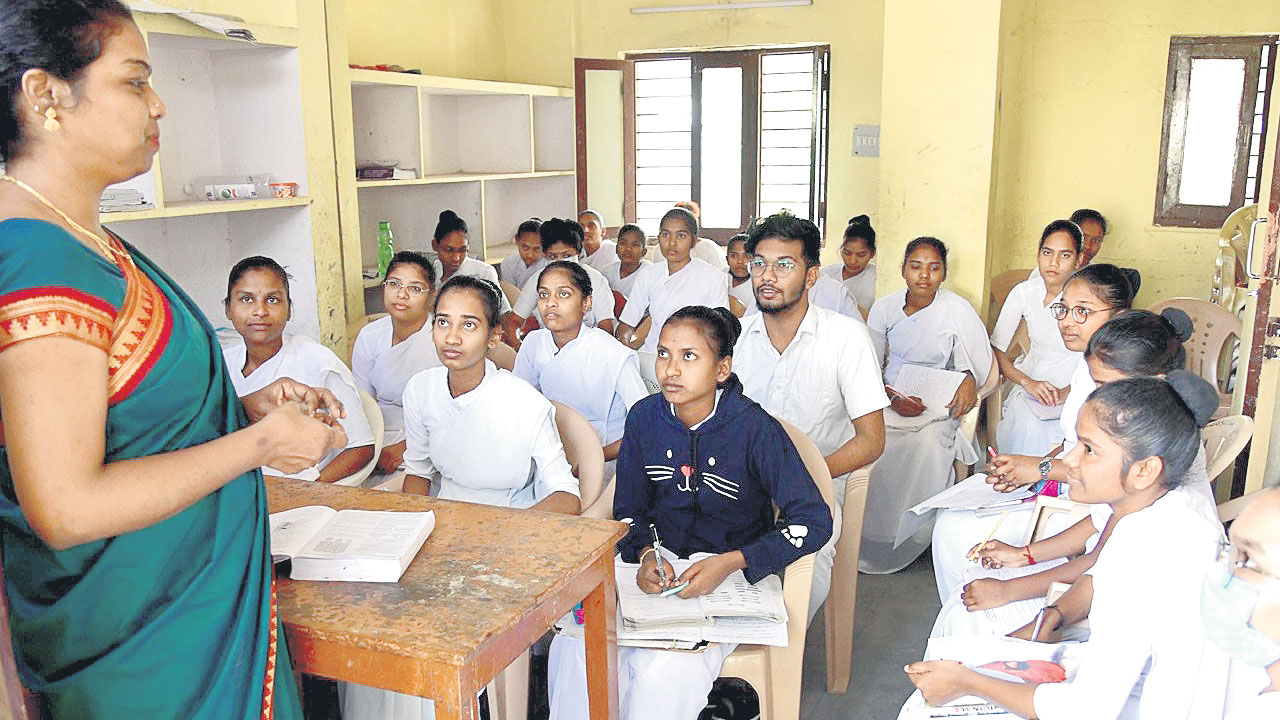 నర్సింగ్‌ కాలేజీపై నీలినీడలు