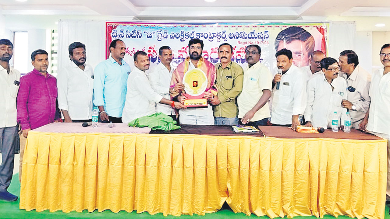 విద్యుత్ కాంట్రాక్టర్ల సమస్యలు పరిష్కరించాలి