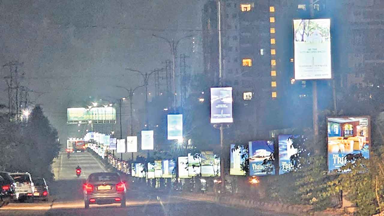 3 కిలోమీటర్లు.. 3 వేల హోర్డింగులు