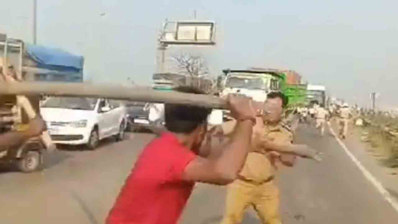 Watch: పోలీస్‌పై లారీ డ్రైవర్ల దాడి.. కర్రలతో తరిమికొట్టిన వీడియో వైరల్‌