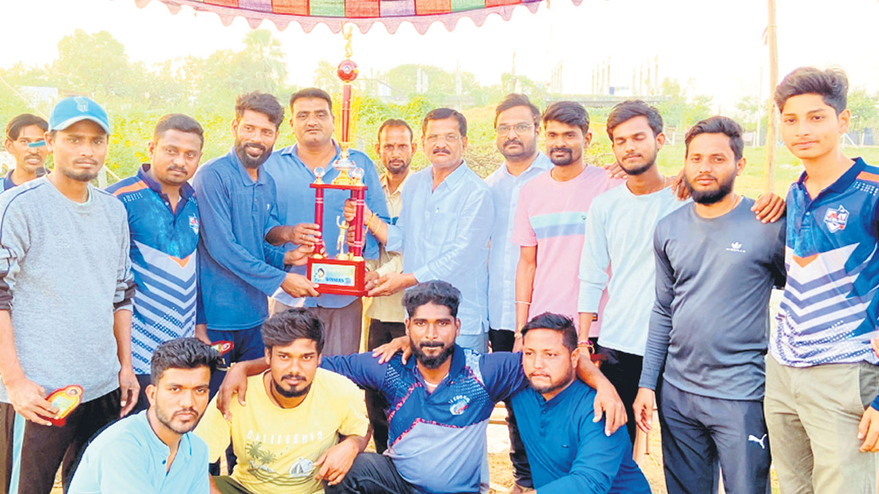 క్రికెట్‌ టోర్నీ విజేత రుద్ర-11