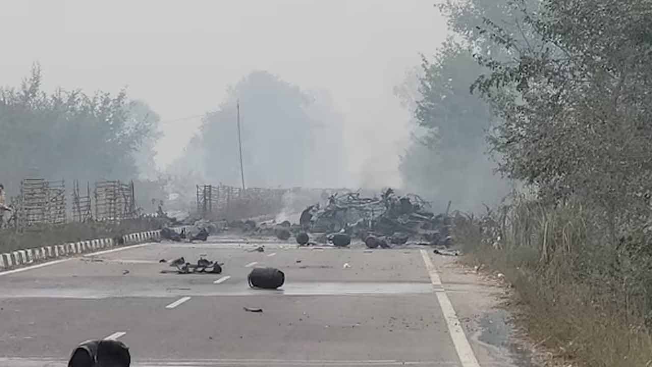 LPG Cylinders | ఎల్పీజీ సిలిండర్ల లారీలో మంటలు.. పేలిన గ్యాస్‌ బండలు