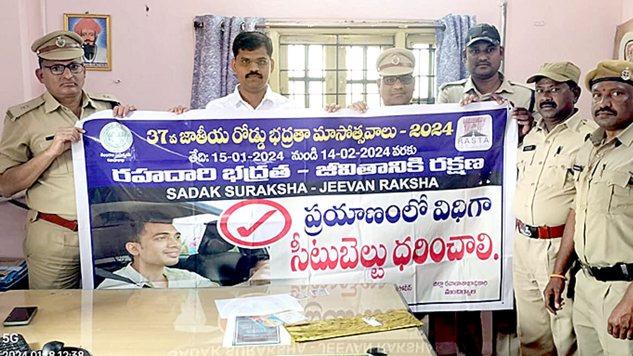 రోడ్డు భద్రత నిబంధనలు పాటించాలి