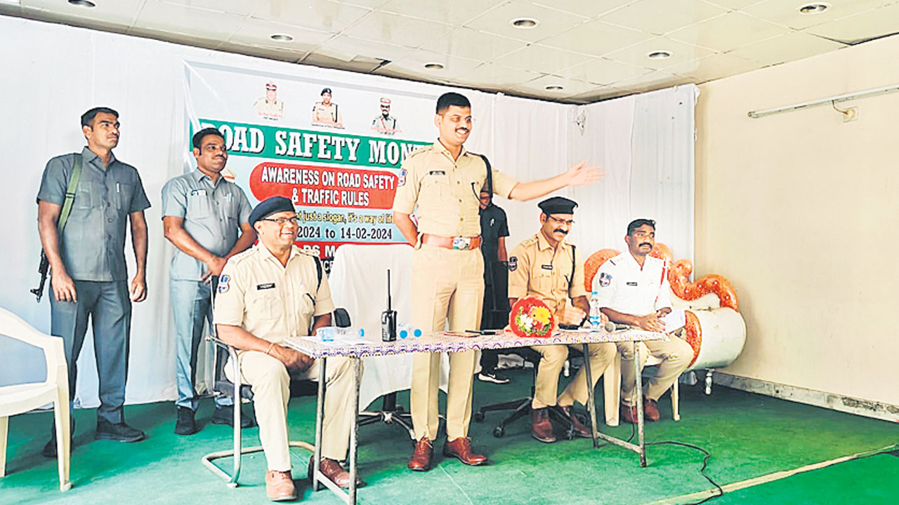 నిర్లక్ష్య డ్రైవింగ్‌ వల్లే రోడ్డు ప్రమాదాలు