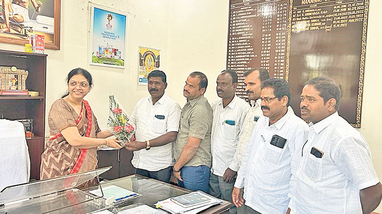 పాడి రైతుల సమస్యలను పరిష్కరించాలి