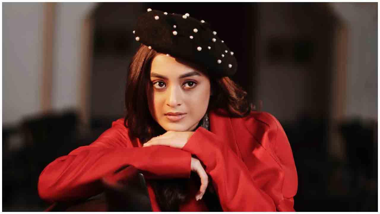 Darshana Banik | ఎరుపెక్కిన అందాలతో గాలం వేస్తున్న దర్శన బానిక్