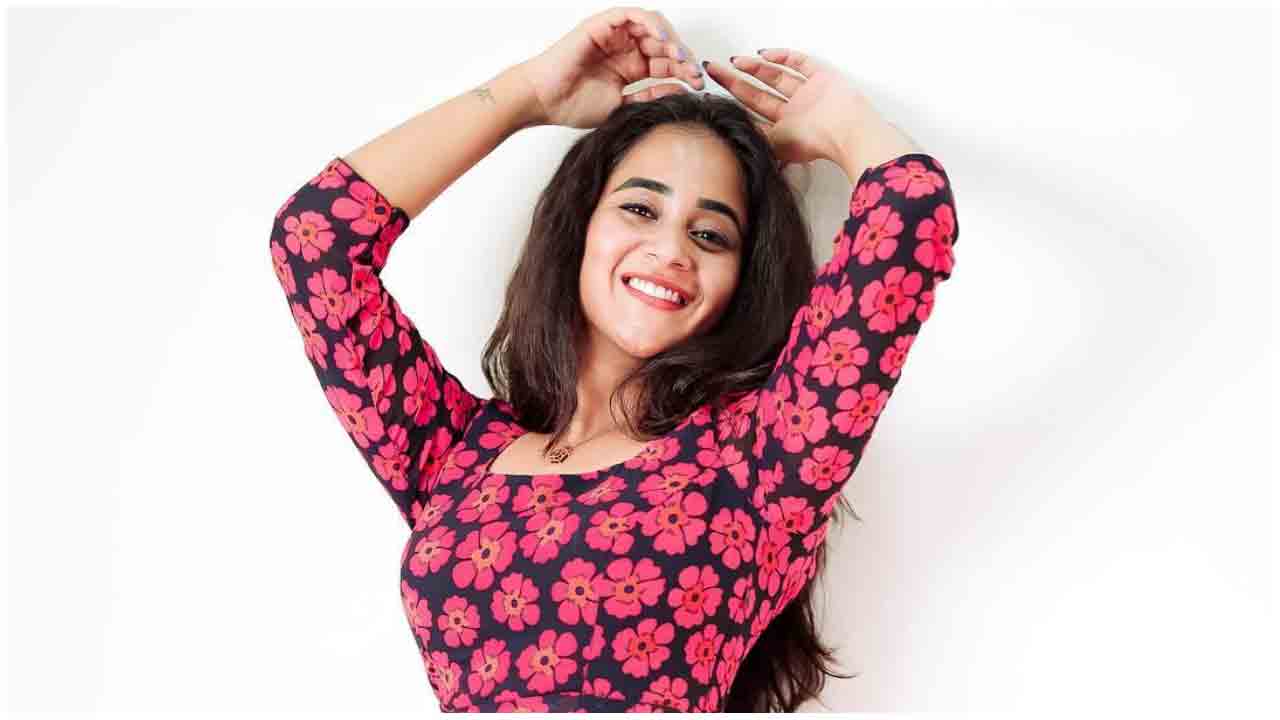 Deepthi Sunaina | లేలేత అందాలతో మెస్మరైజ్ చేస్తున్న దీప్తి సునైనా..