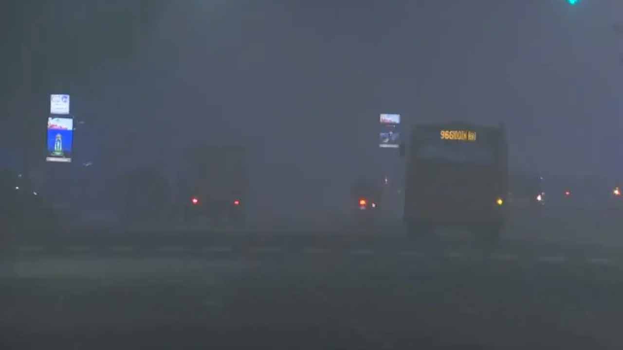 Dense Fog | ఢిల్లీని కమ్మేసిన దట్టమైన పొగమంచు.. ఆలస్యంగా వందకుపైగా విమానాలు
