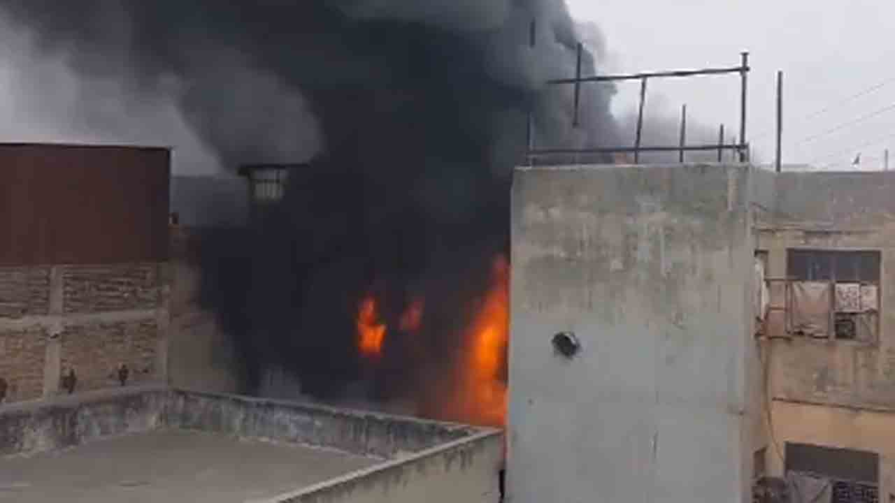 Fire breaks | ఫ్యాక్టరీలో భారీ అగ్నిప్రమాదం.. పెద్ద ఎత్తున ఎగసిపడుతున్న మంటలు