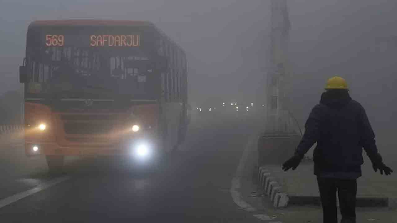 Dense Fog | ఢిల్లీలో 13 ఏళ్లలో ఎన్నడూ లేని చలి.. పొగమంచు కారణంగా ఆలస్యంగా నడుస్తున్న 50కిపైగా విమానాలు