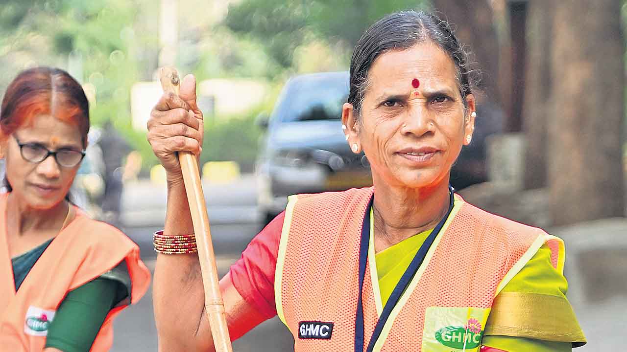 Inspiration | ఈ స్వీపర్ జీవితం ఎందరికో ఆదర్శం.. నారాయణమ్మకు ఎన్ని కష్టాలో