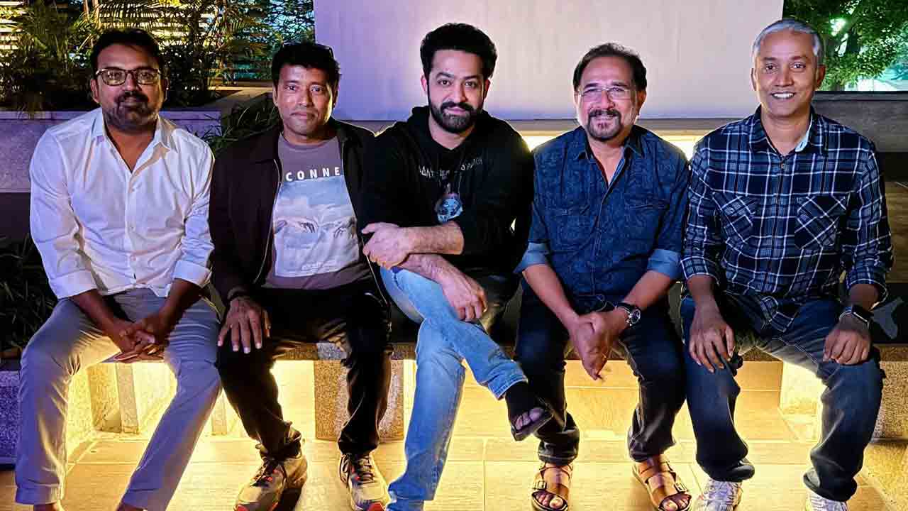 Devara | దేవర గ్లింప్స్‌కు బ్లాక్‌ బస్టర్ రెస్పాన్స్‌.. ట్రెండింగ్‌లో తారక్‌ టీం స్టిల్‌