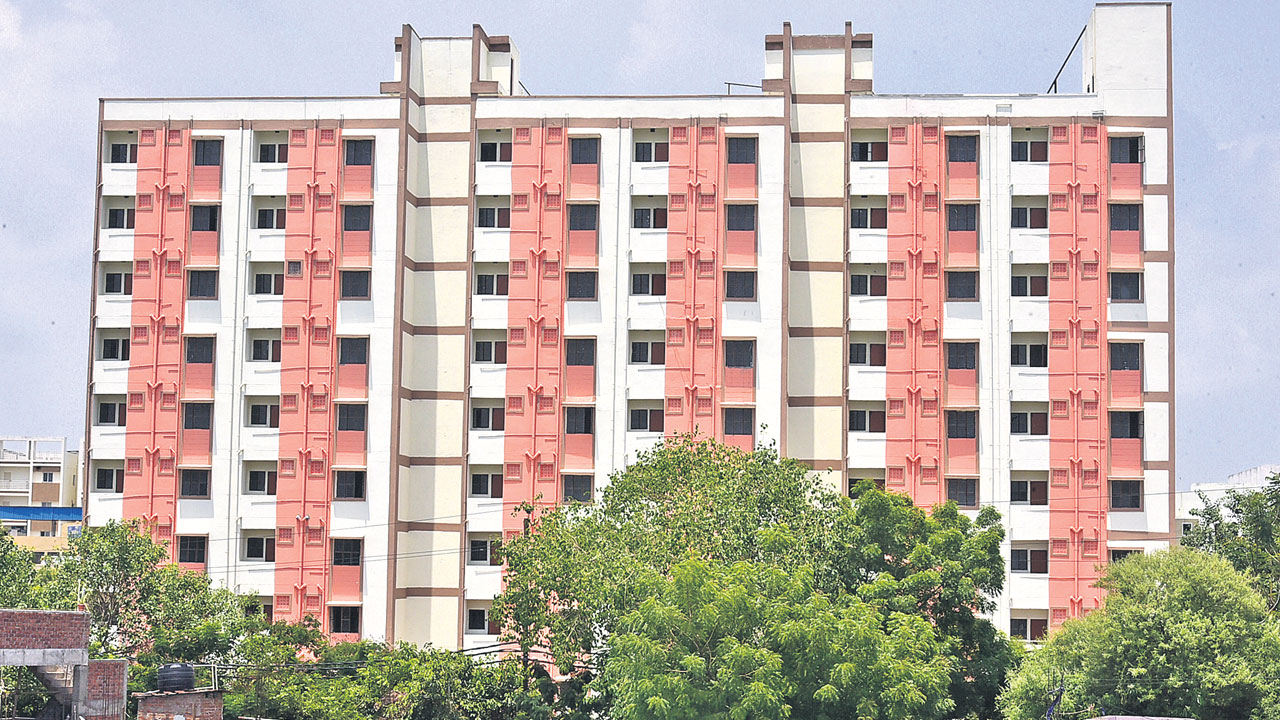 వంద కోట్లు ఉన్నా.. డబుల్‌ ట్రబుల్‌