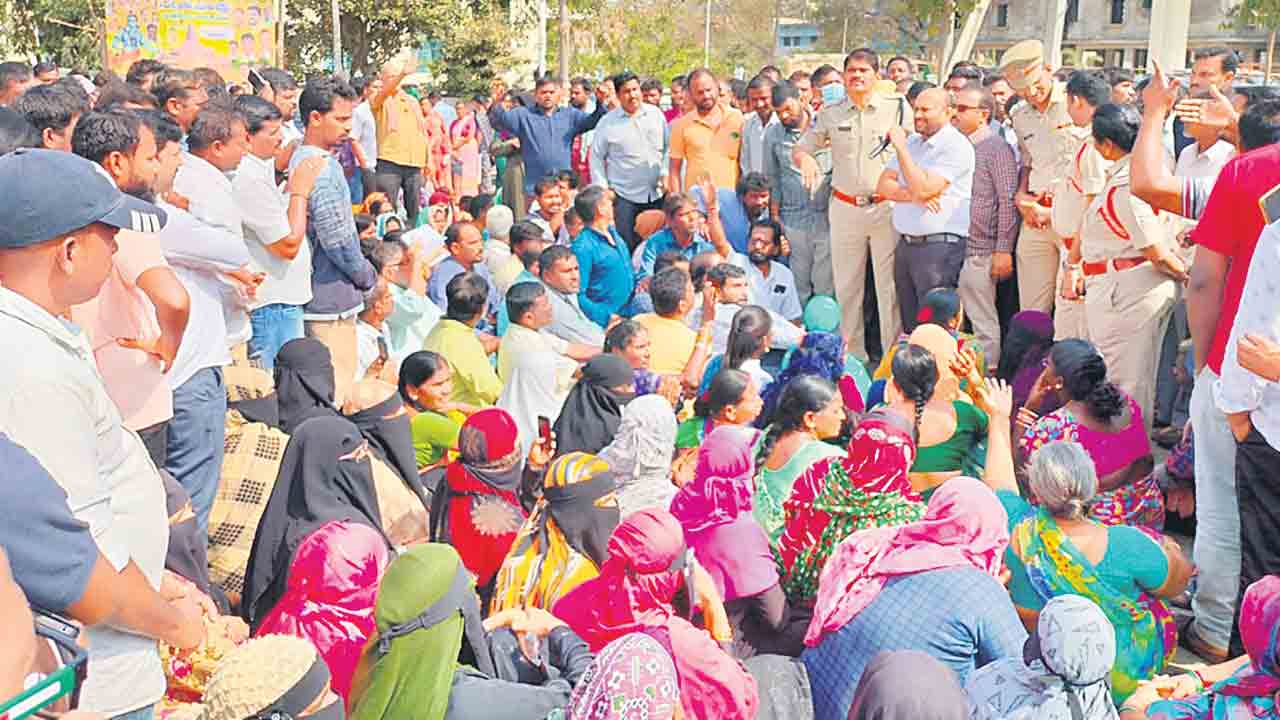 ఇండ్ల కోసం రోడ్డెక్కారు