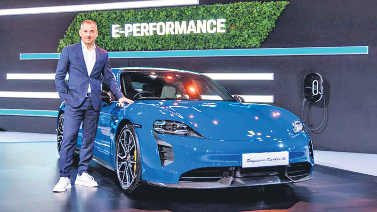 హైదరాబాద్‌లో పోర్షే షోరూం