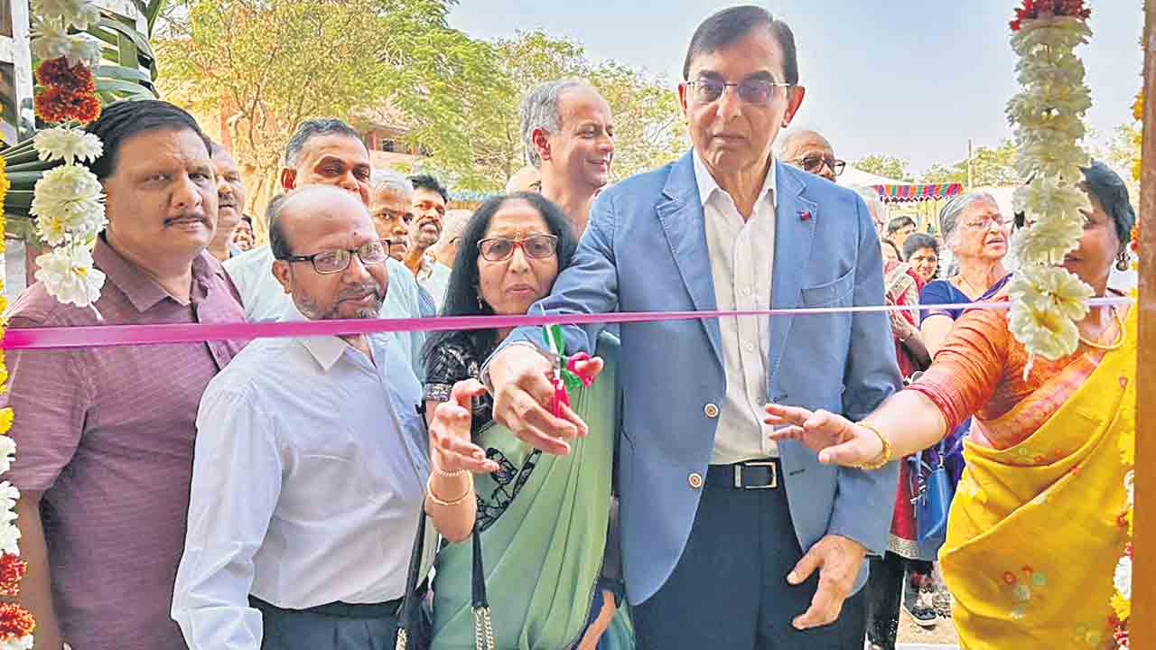 విద్యాభివృద్ధికి దాతలు సహకరించాలి