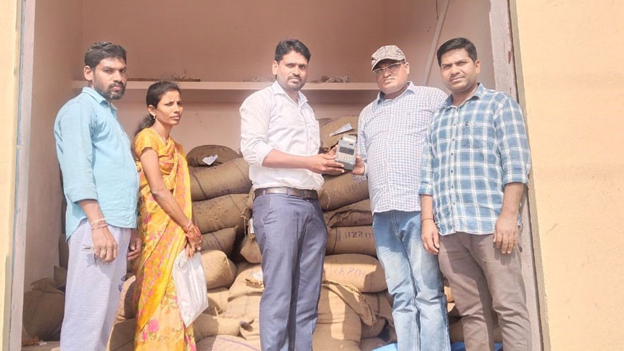 రేషన్‌ బియ్యం అమ్మిన డీలర్‌పై కేసు