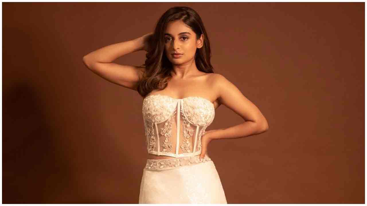 Esther Anil | దృశ్యం పాప పోజులకు ఫిదా అవుతున్న కుర్రకారు..