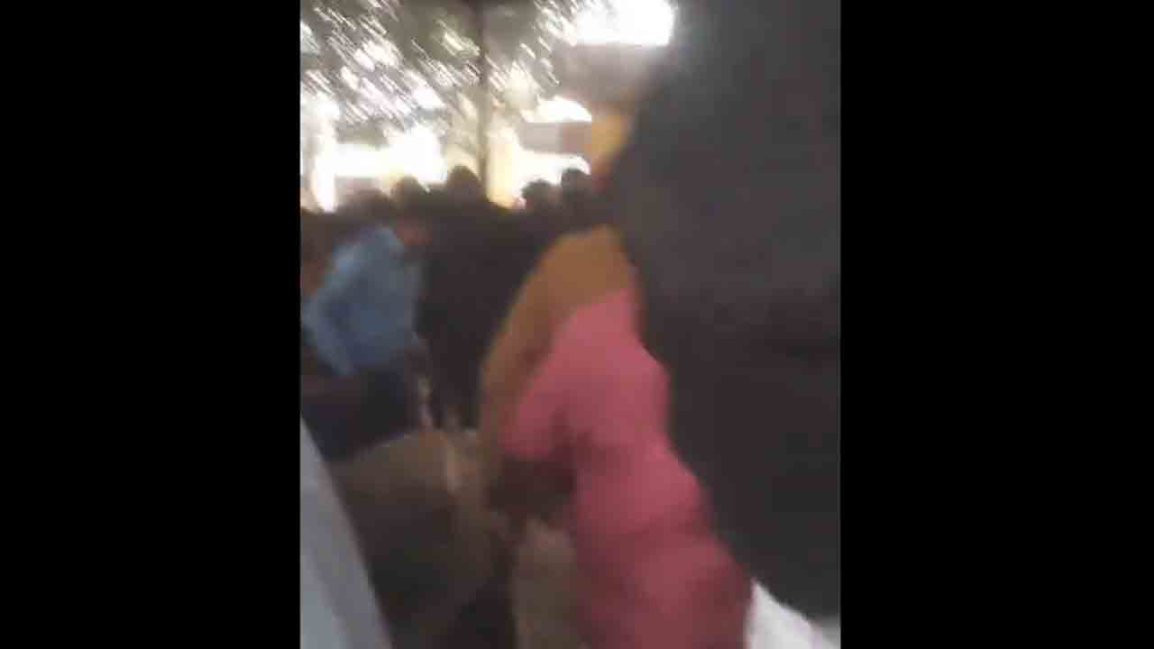 Watch: ప్రభుత్వ కార్యాలయం వద్ద నిప్పంటించుకున్న రైతు..