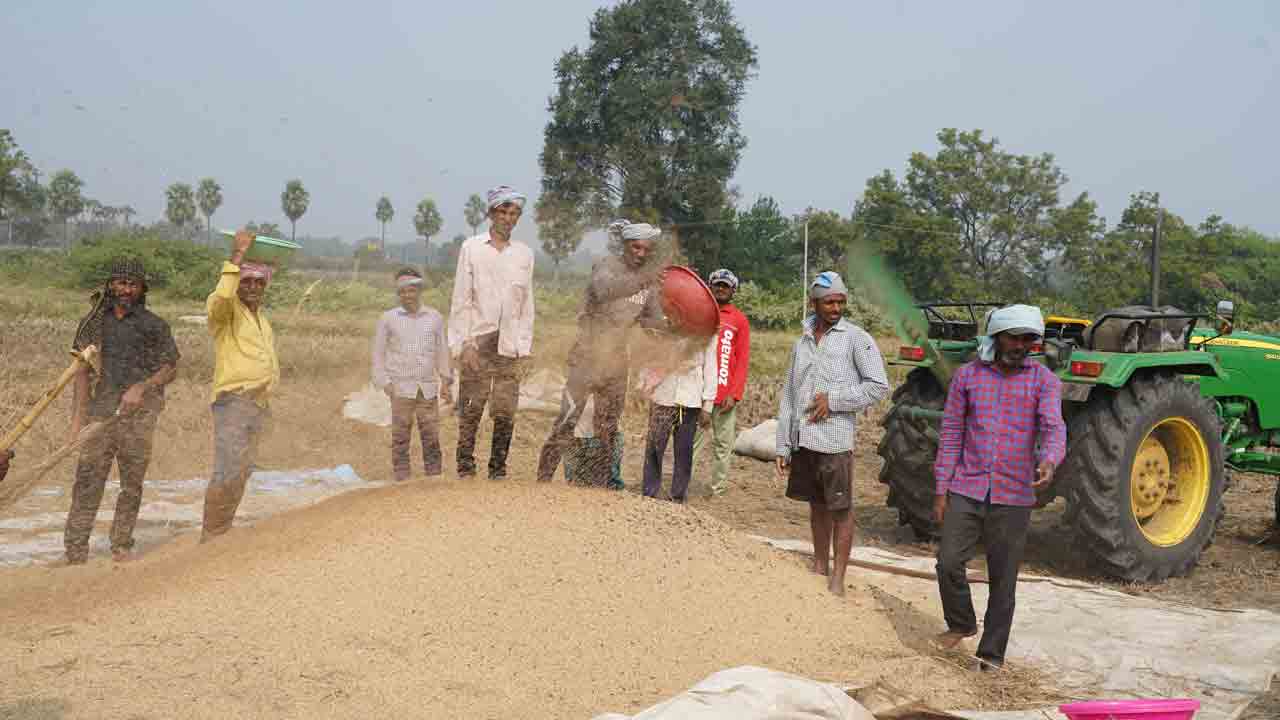 ధాన్యం దళారుల పాలు
