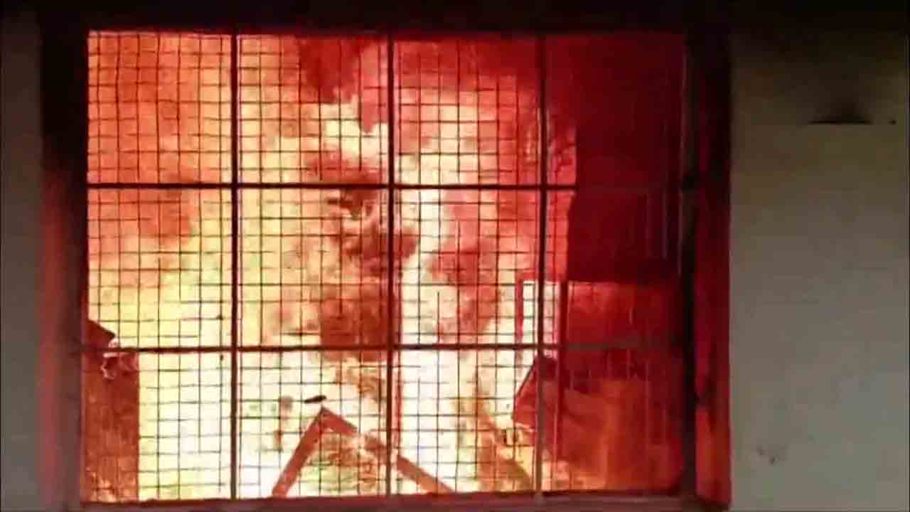 Fire accident | టెక్కలి ప్రభుత్వ పాఠశాలలో అగ్నిప్రమాదం.. Video