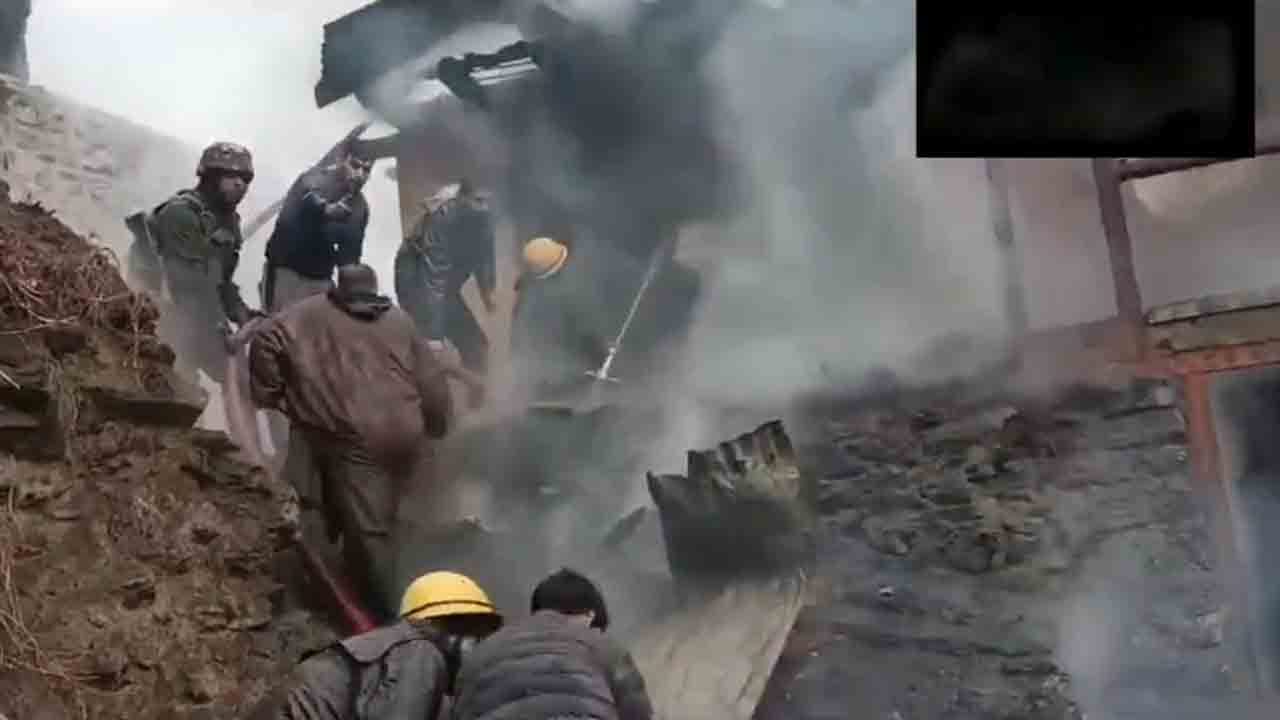 Fire accident | గ్రామంలో చెలరేగిన మంటలు.. పూర్తిగా దగ్ధమైన కొన్ని ఇళ్లు.. Video