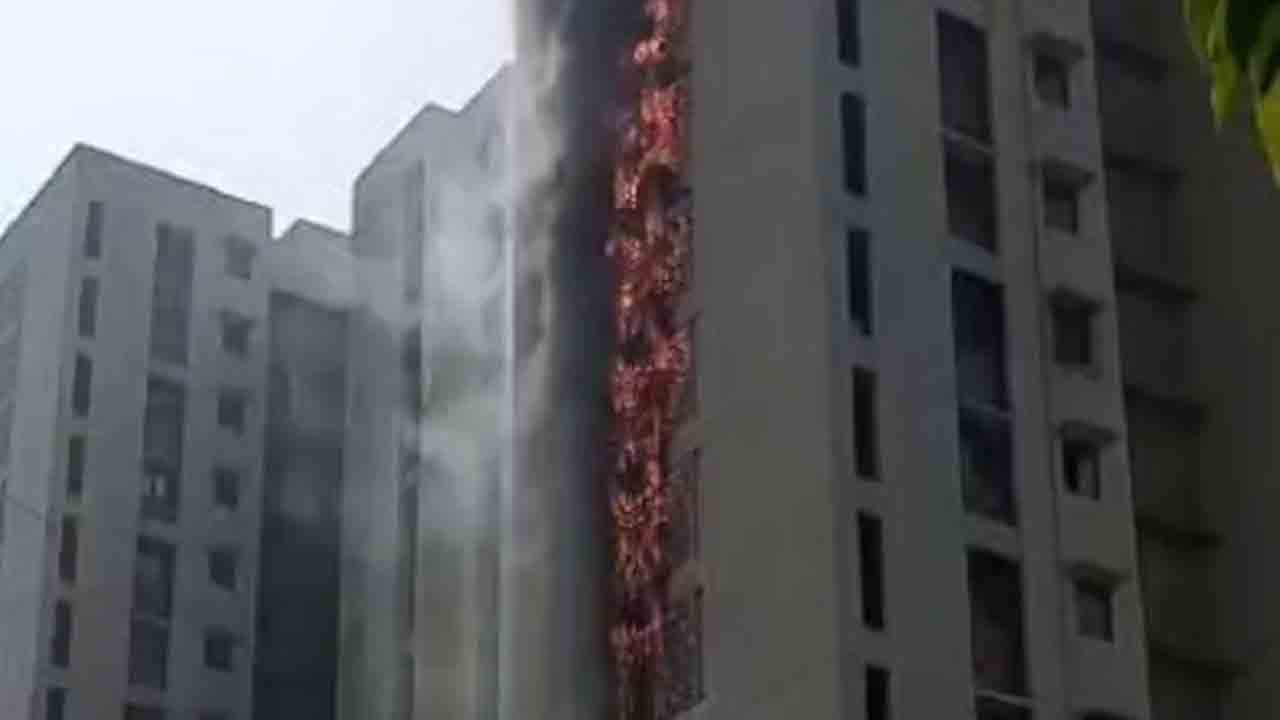 Fire accident | బహుళ అంతస్తుల భవనంలో భారీ అగ్నిప్రమాదం.. Video