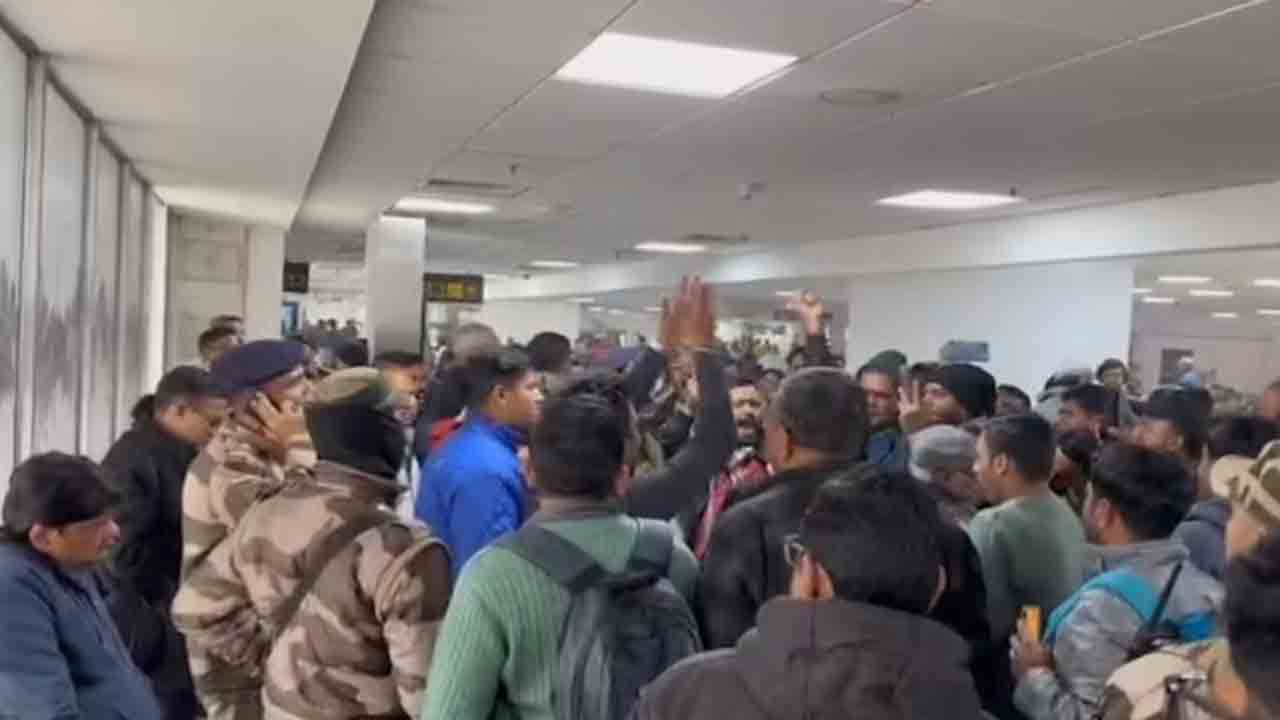 Flyers protest | జార్ఖండ్‌ వెళ్లాల్సిన ఇండిగో విమానం రద్దు.. ప్రయాణికులు ఆగ్రహం