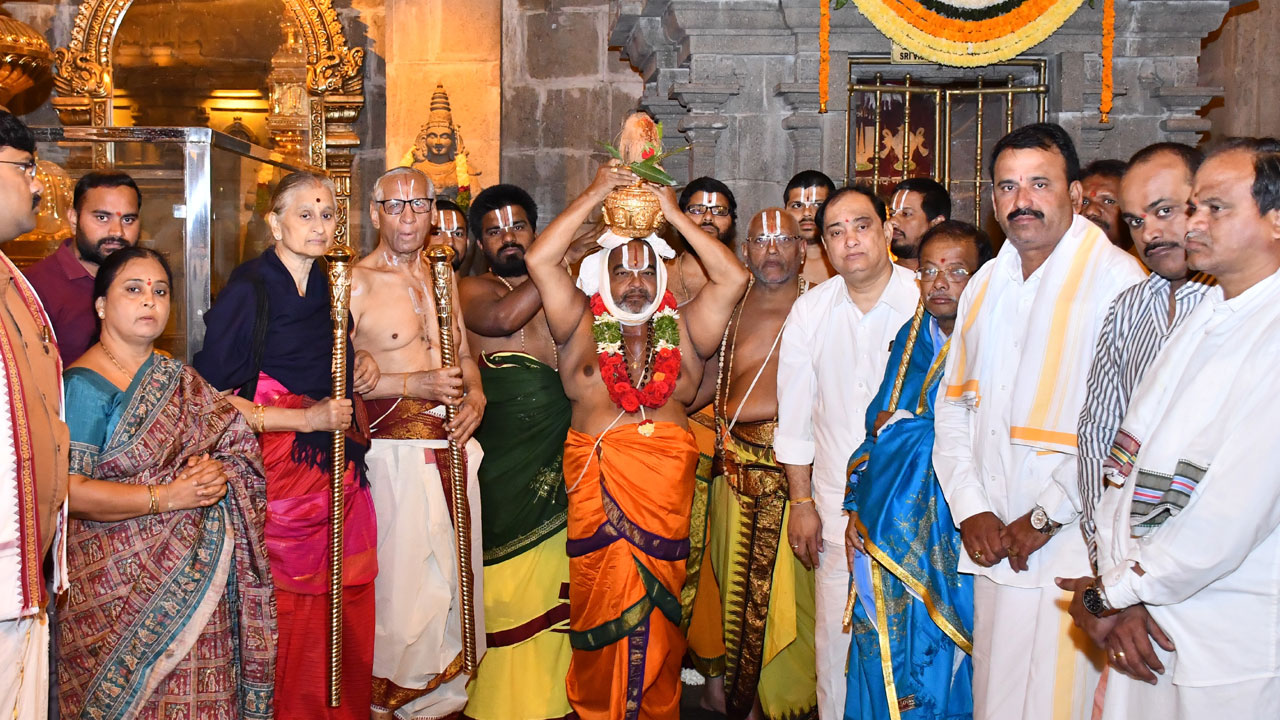 గుట్టలో వైభవంగా అష్టోత్తర శతఘటాభిషేకం