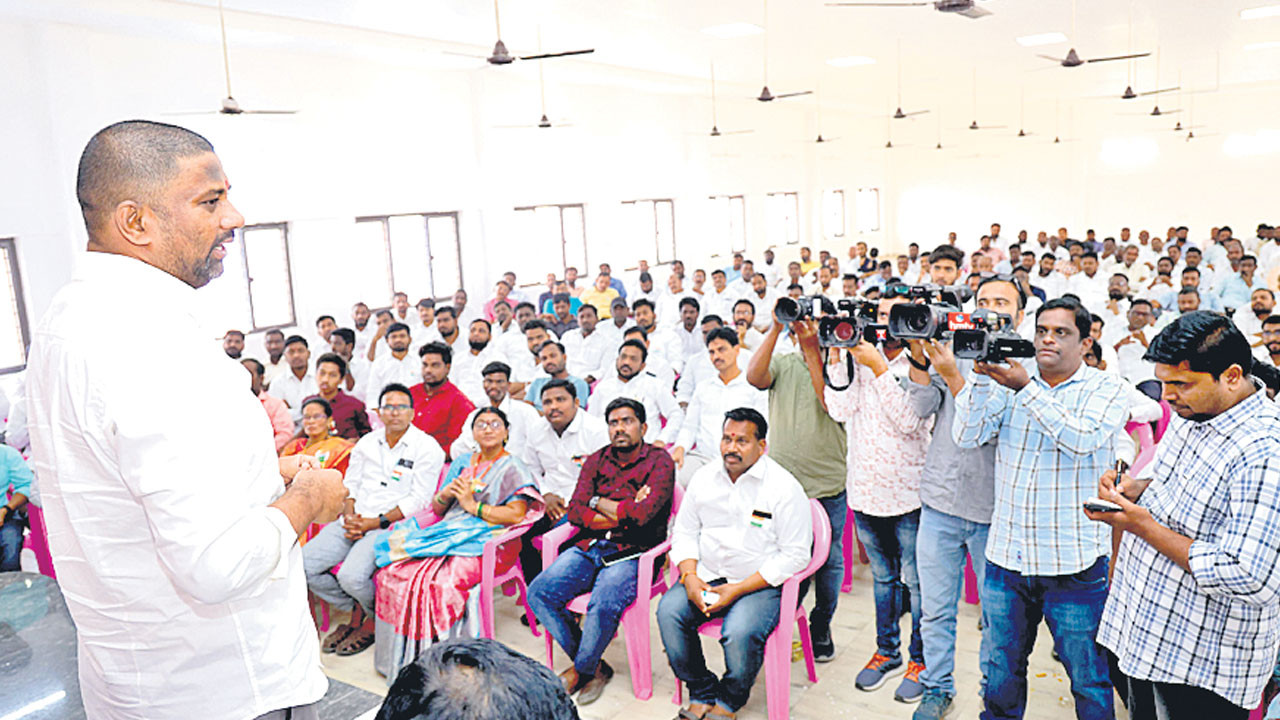 రైతుబంధు అడిగితే చెప్పుతో కొడతారా..?