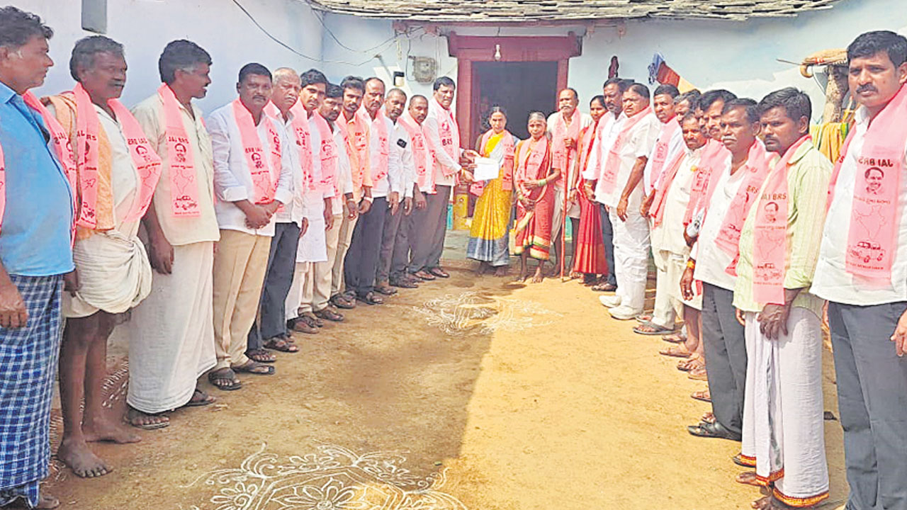 కార్యకర్తల కుటుంబాలకు బీఆర్‌ఎస్‌ అండ