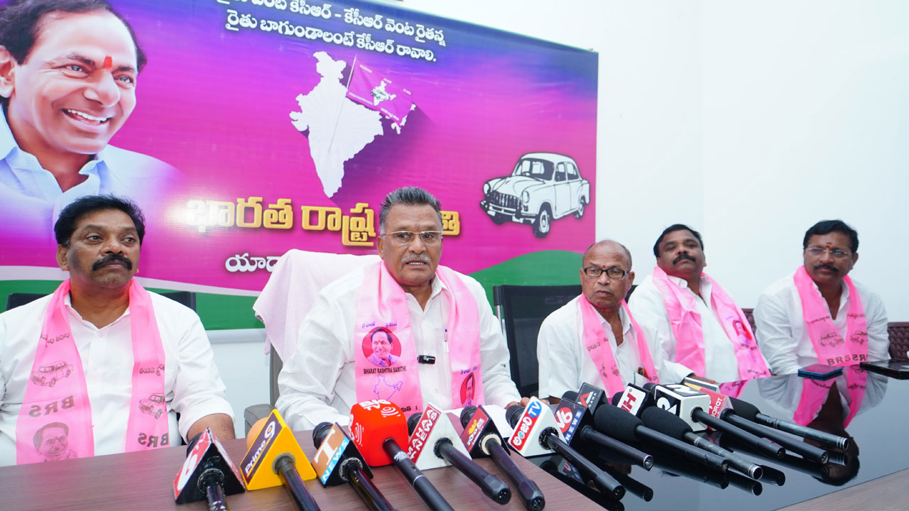 ప్రజా వేదికపై ప్రతినిధిని అవమానించడం దుర్మార్గం