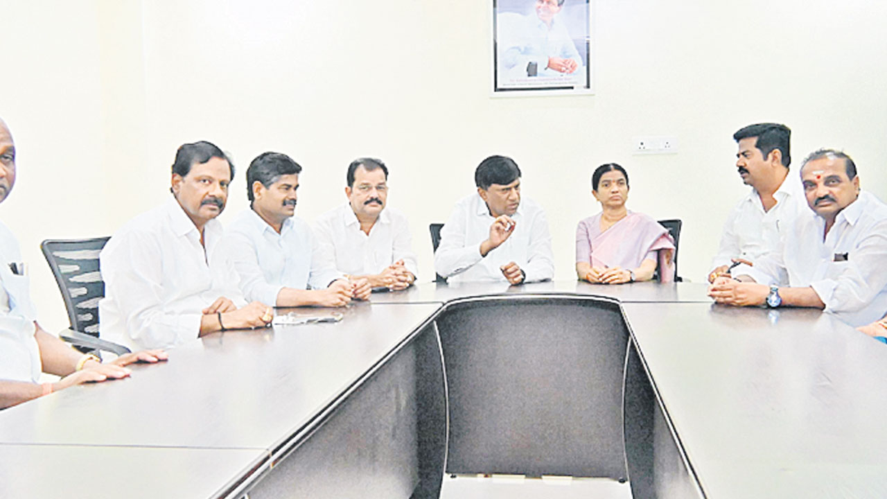 బతుకమ్మ చీరెల బకాయిలు విడుదల చేయాలి