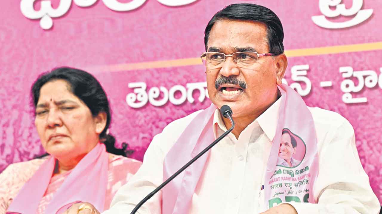 Niranjan Reddy | గోదావరి పరివాహకంలో యాసంగి రైతులకు నీళ్లిస్తరా? ఇయ్యరా?: మాజీ మంత్రి నిరంజన్‌రెడ్డి