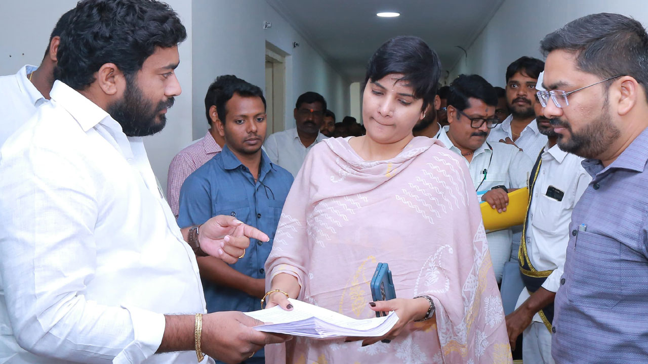 విప్‌ ఉల్లంఘించిన కౌన్సిలర్లపై చర్యలు తీసుకోవాలి