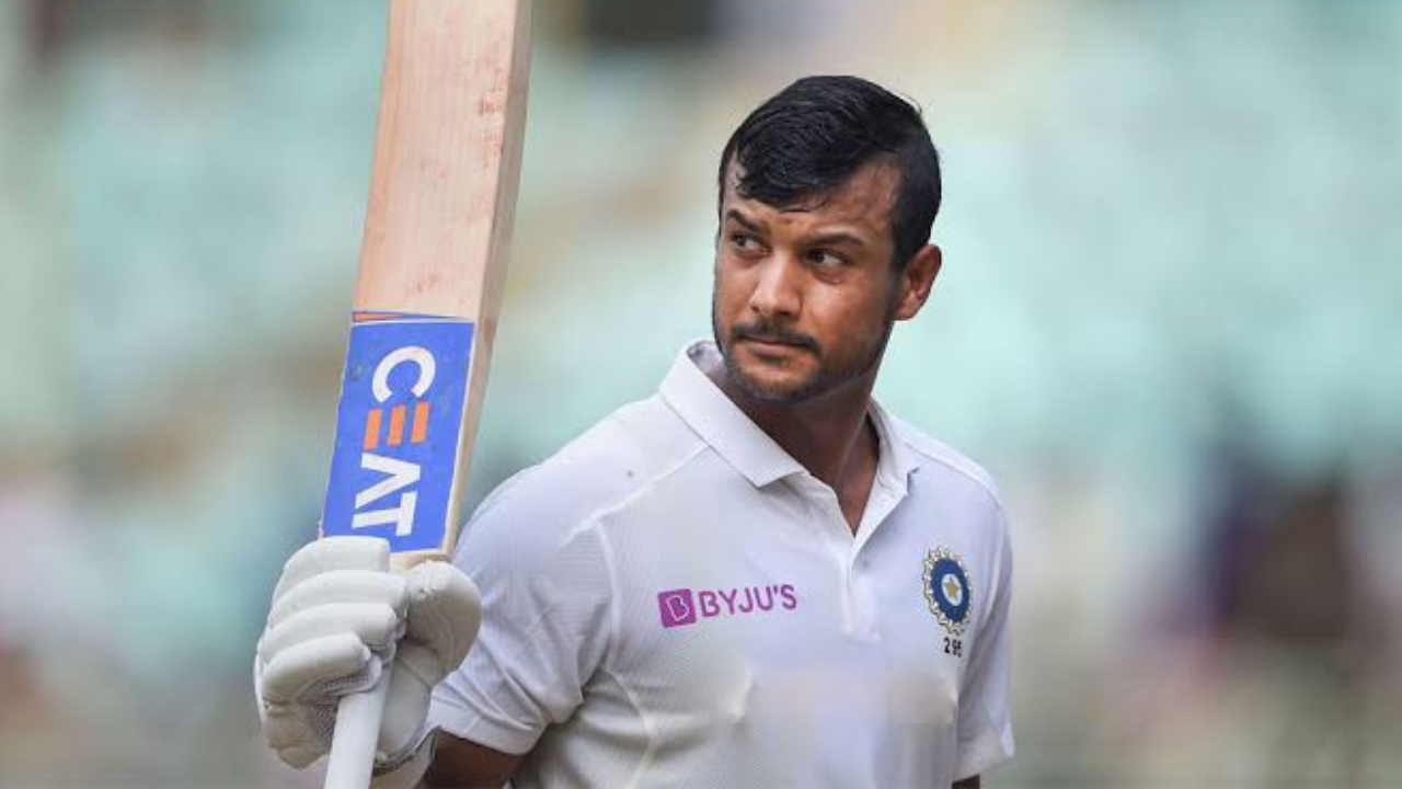 Mayank Agarwal: టీమిండియా క్రికెటర్కు  అస్వస్థత.. ఫ్లైట్ నుంచి  నేరుగా ఆస్పత్రికి..