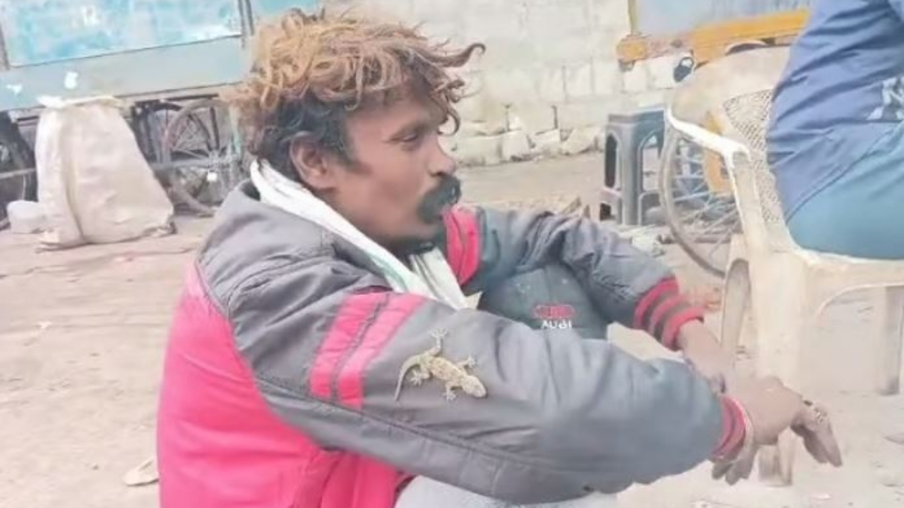 Viral Video: బల్లితో స్నేహం చేస్తున్న యువకుడు.. నెలరోజులుగా ఒకరిని విడిచి ఒకరు ఉండలేనంత ఫ్రెండ్‌షిప్‌..