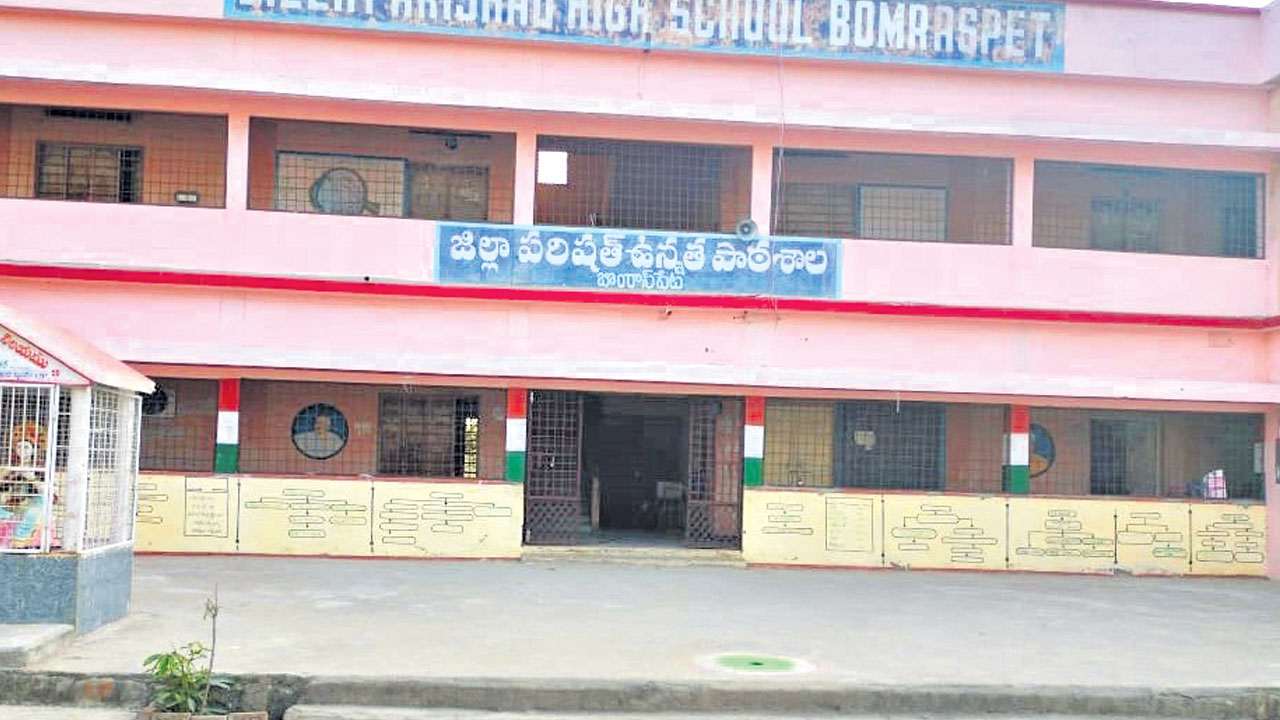 ‘మన ఊరు-మన బడి’ పనులకు బ్రేక్‌ 10 కోట్ల చెల్లింపులు