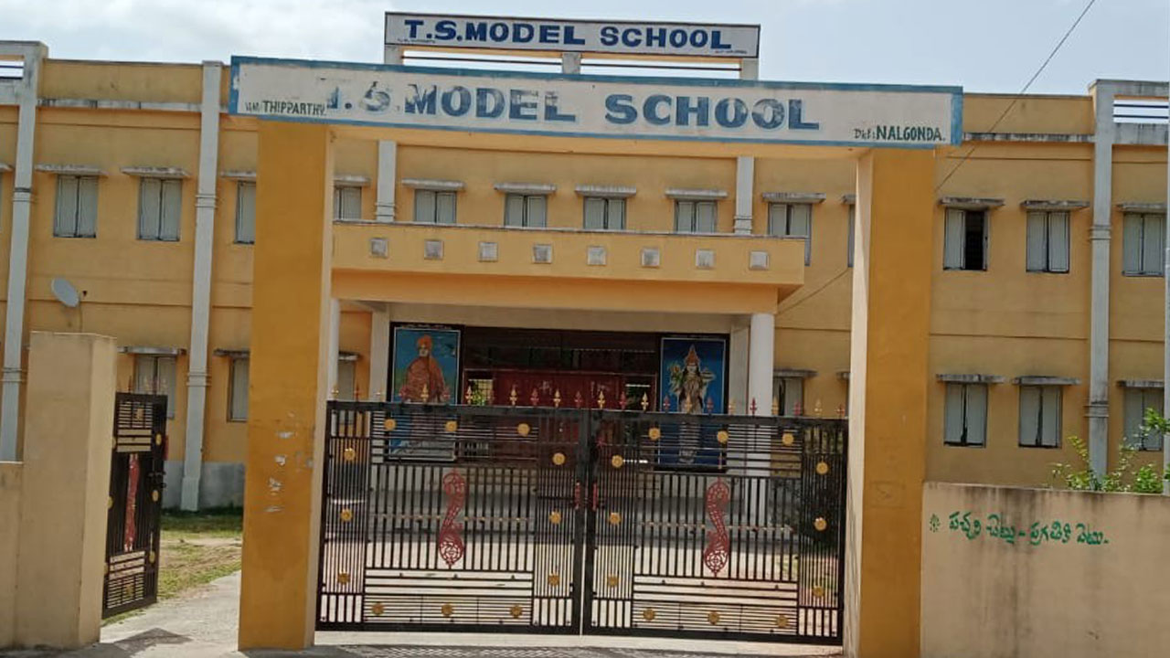 ఆదర్శ పాఠశాలల్లో దరఖాస్తులు