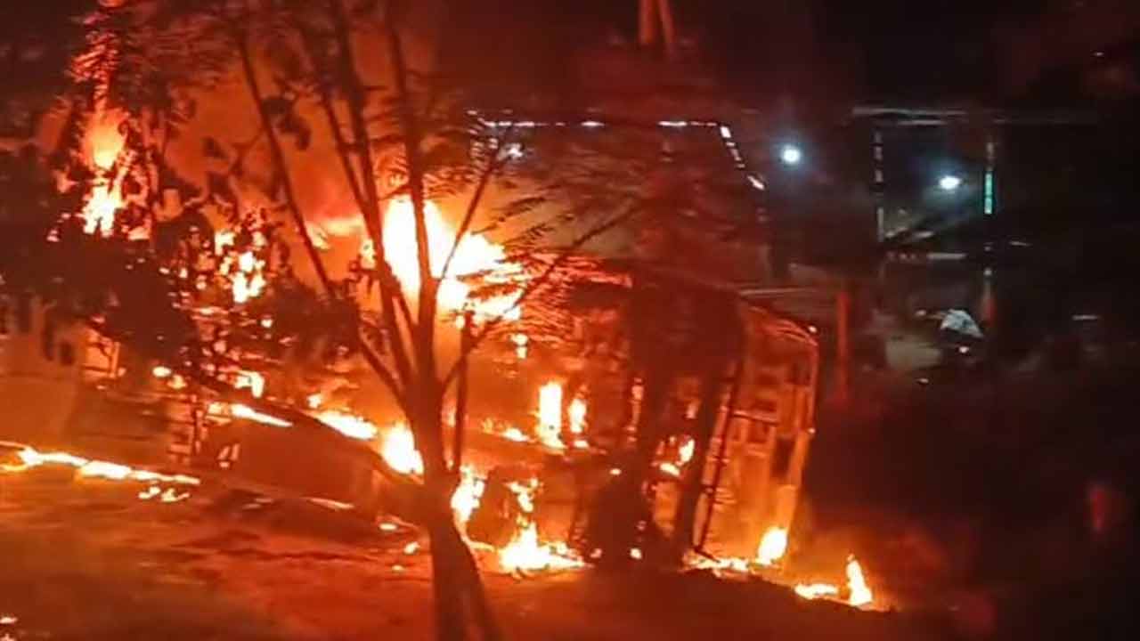 Private Bus | బోల్తాపడిన ప్రైవేటు బస్సు.. మహిళ సజీవదహనం