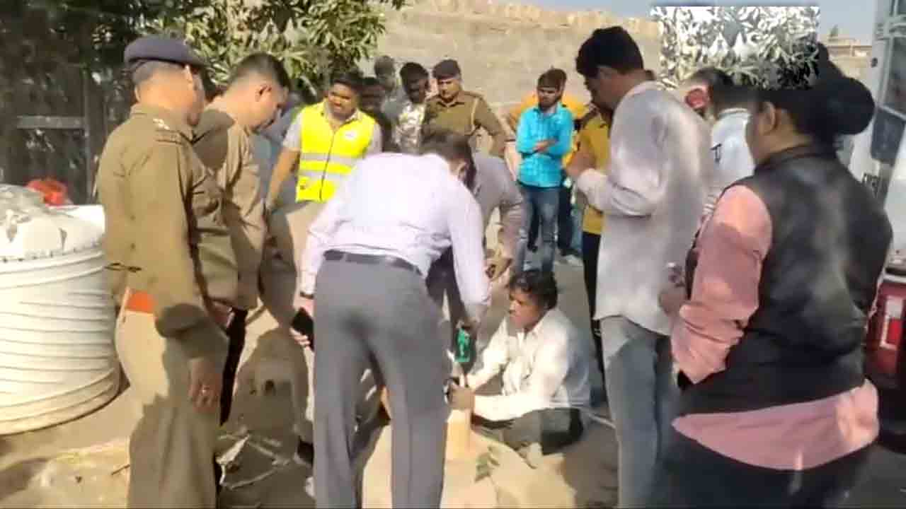 Girl in borewell | బోరుబావిలో పడిన రెండున్నరేళ్ల చిన్నారి.. కొనసాగుతున్న రెస్క్యూ ఆపరేషన్.. Video