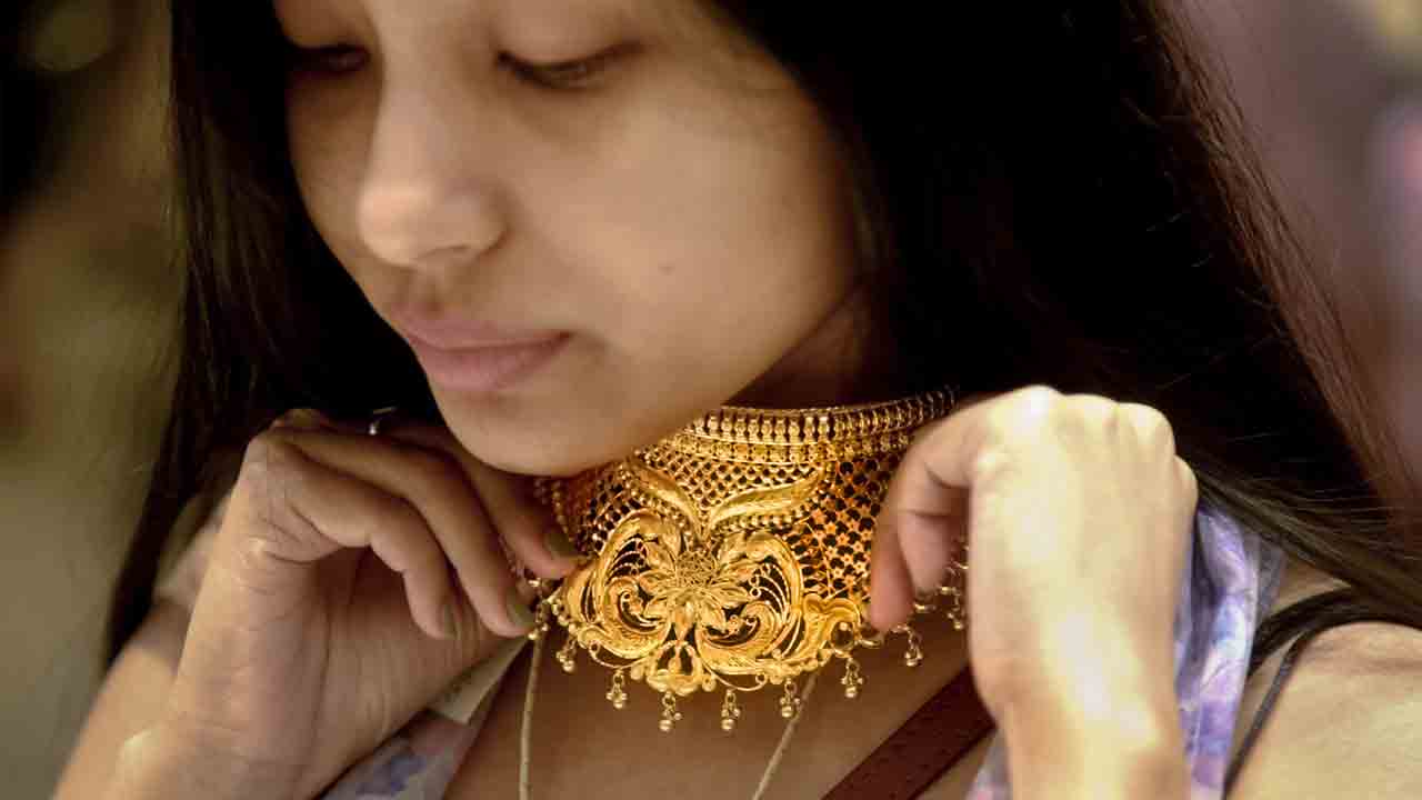 Gold Rates | స్వ‌ల్పంగా త‌గ్గుతున్న బంగారం ధ‌ర‌.. ఫ్లాట్‌గా వెండి.. కార‌ణాలివేనా..?!