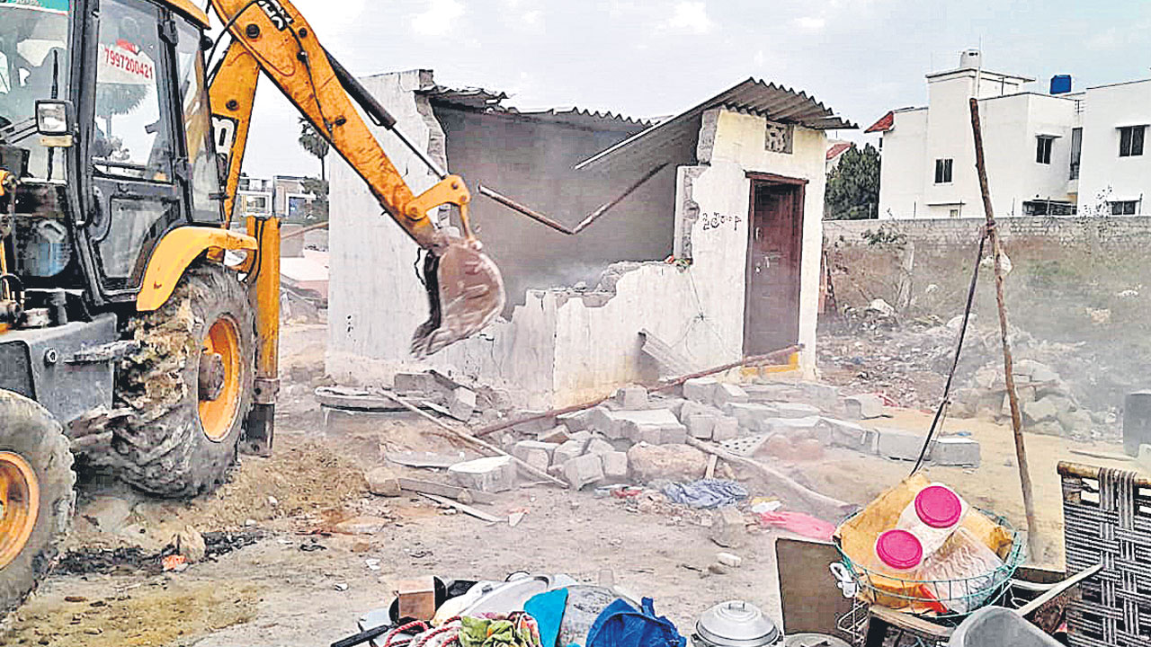 ఆక్రమించారు.. కూల్చేశారు